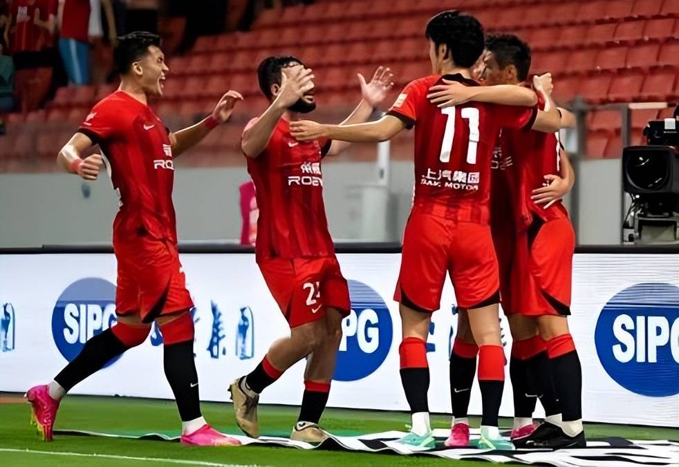 上海上港在场上展现强大实力，夺得胜利