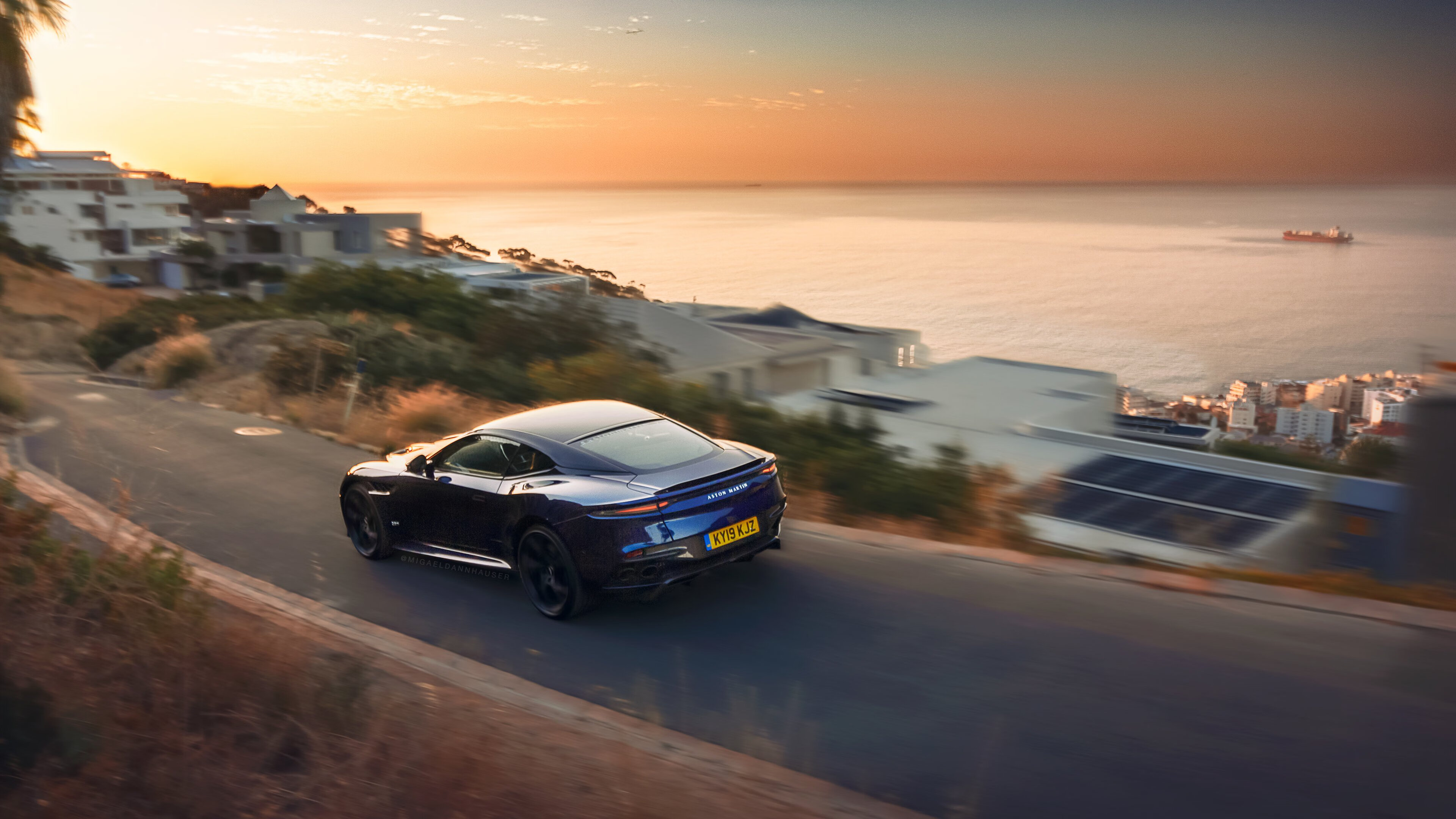 鎏金与黄黑的交响诗，伊萨克导演一场时空交错的梦幻对决