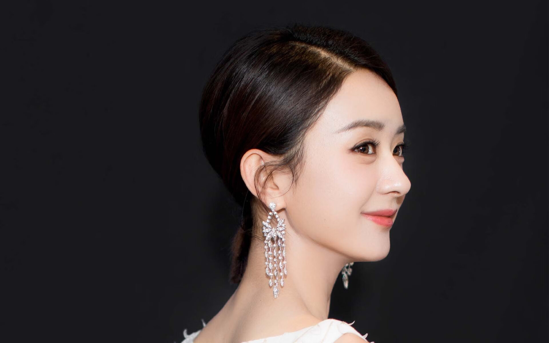 爱游戏大厅-沥青与草坪的双重奏，金玟哉在F1街道赛之夜的防守艺术