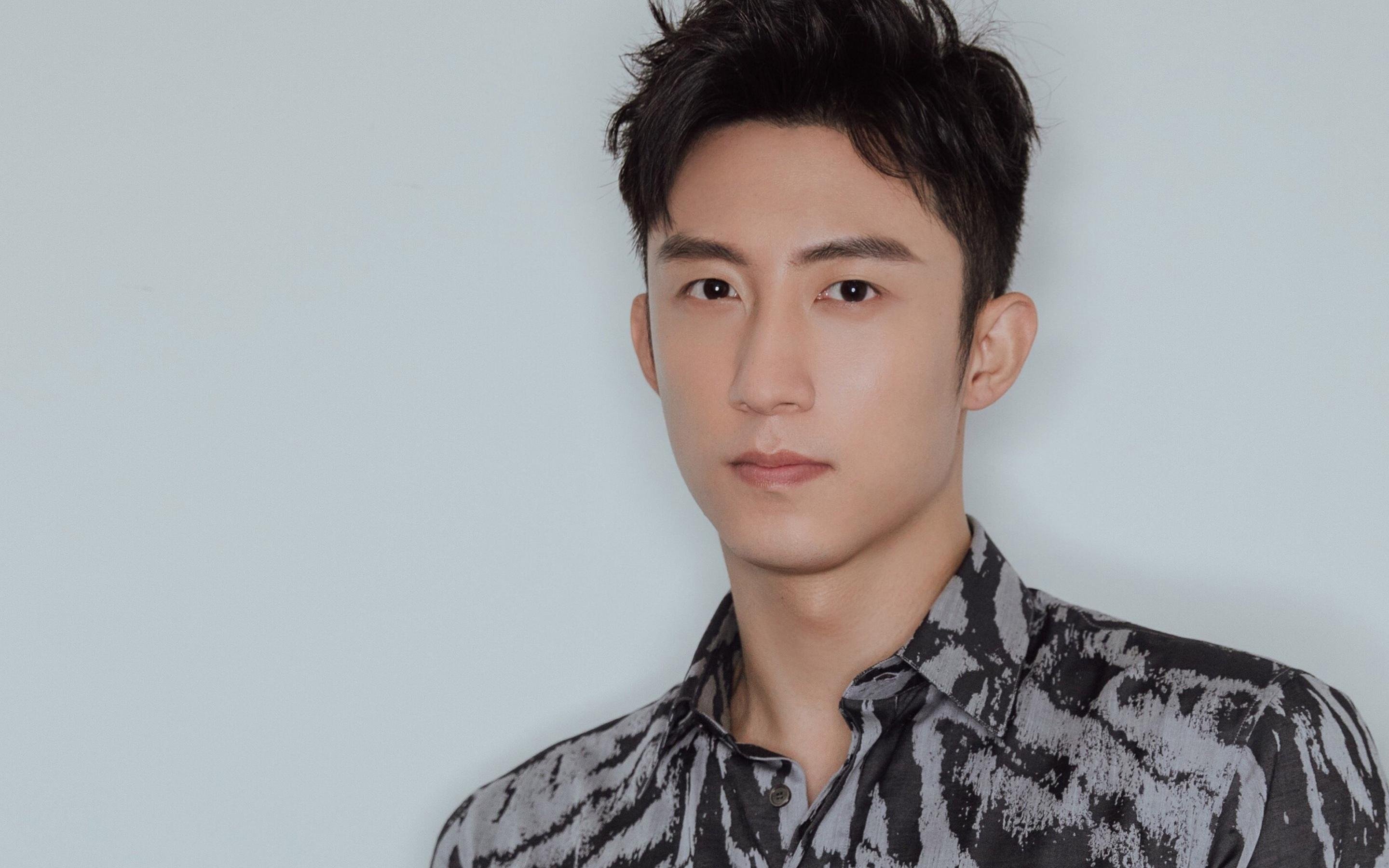 爱游戏-赛道与球场的双重压制，当F1缠斗哲学映照骑士的钢铁洪流